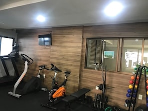A gym with exercise equipment including a treadmill, stationary bikes, and a rowing machine. - Best in the Area, 2 bedrooms, suite, Excellent, close to the beaches. (Maceió)