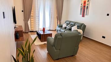 Apartamento conforto, vista para a cidade | Área de estar