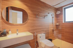 Habitación doble superior de uso individual, vista a la ciudad | Baño | Pantuflas 