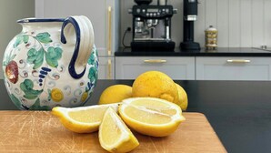 A kitchen with a wooden cutting board, a pitcher, and lemons. - Wooden house close to the sea in Hornbæk (Hornbæk)