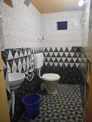 A bathroom with a toilet, sink, and shower. - Gorgeous 6-bedroom house with AC in charming Sanapur (Sanapur)