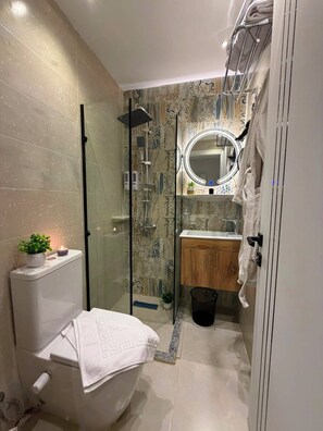 Comfort-Vierbettzimmer | Badezimmer | Kostenlose Toilettenartikel, Haartrockner, Handtücher, Seife