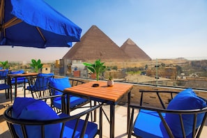 تناول الطعام بالخارج