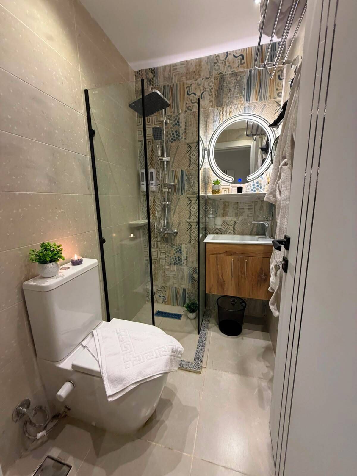 Habitación cuádruple Confort | Baño | Artículos de higiene personal gratuitos, secador de pelo y toallas