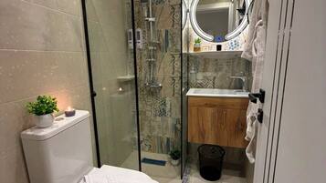 Comfort Quadruple Room | Bathroom | Free toiletries, hair dryer, towels, soap