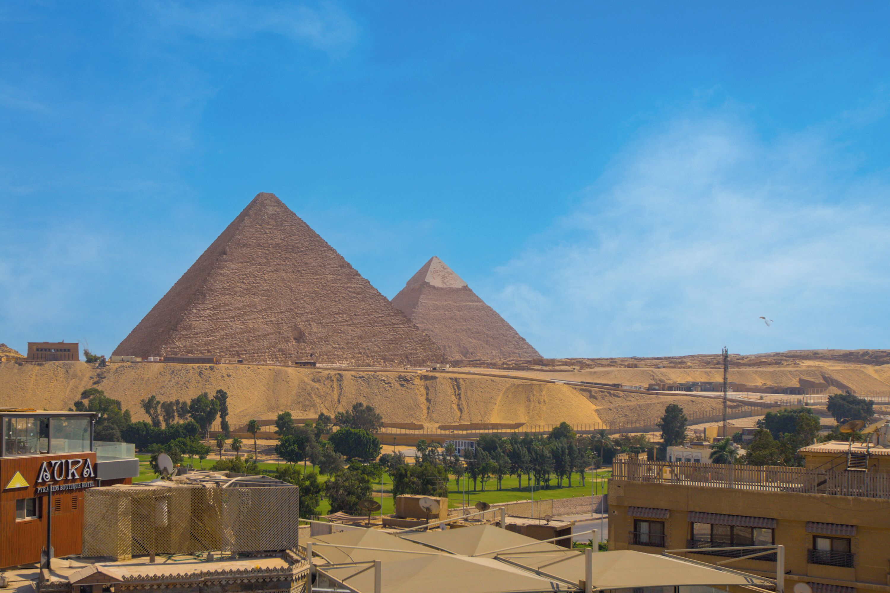 Un hôtel offrant une vue sur les pyramides en arrière-plan.