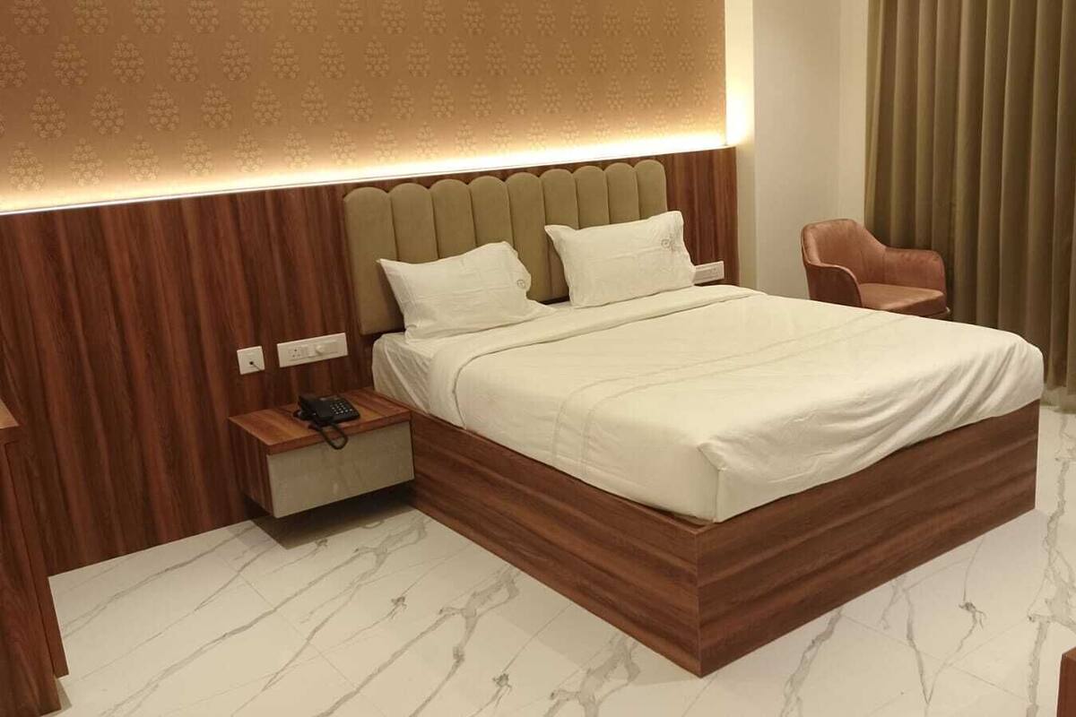 Suite Premium | Escritorio, espacio para trabajar con laptop y wifi gratis