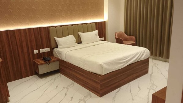 Suite Premium | Escritorio, espacio para trabajar con laptop y wifi gratis