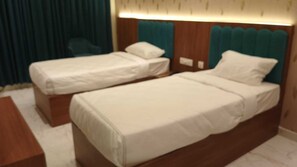 Suite Premium | Escritorio, espacio para trabajar con laptop y wifi gratis