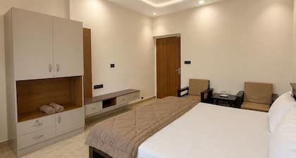 Luxury 7BR Villa with Private Pool & Lawn Jaipur