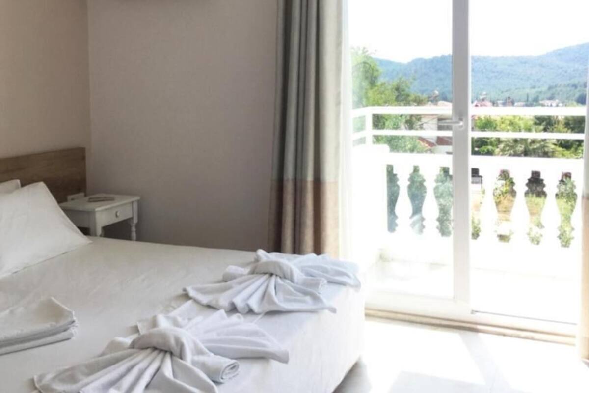 Habitación doble, balcón, vista al jardín | Caja de seguridad en la habitación y insonorización