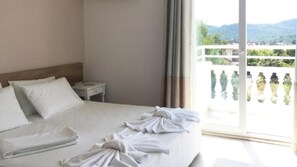 Habitación doble, balcón, vista al jardín | Caja de seguridad en la habitación y insonorización