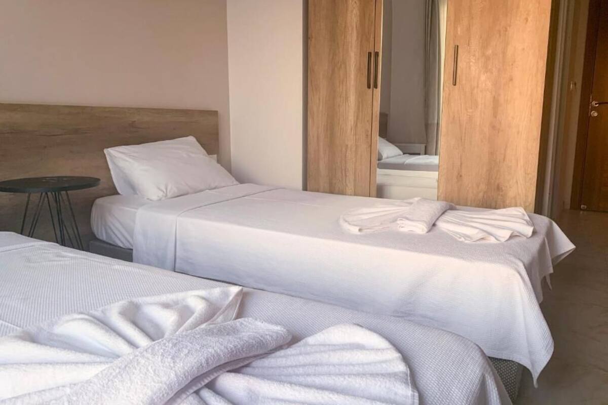 Habitación con 2 camas individuales, balcón, vista al jardín | Caja de seguridad en la habitación y insonorización