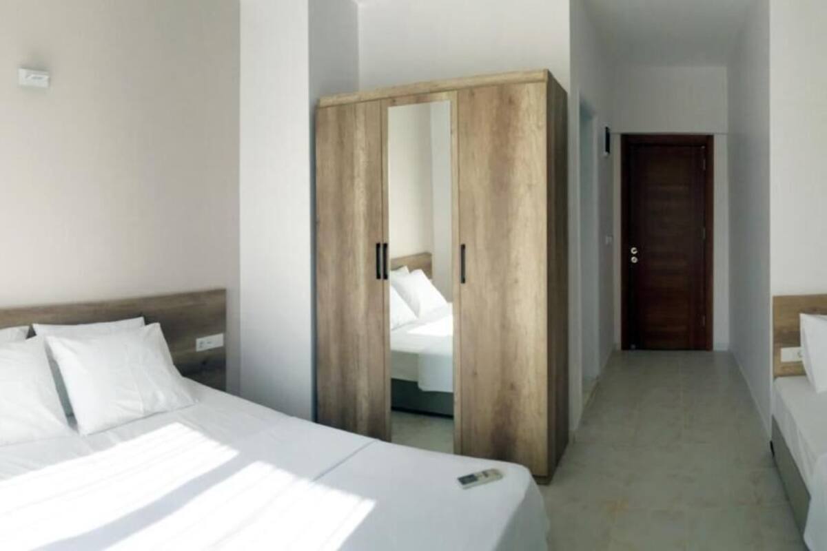 Habitación triple clásica, balcón, vista al jardín | Caja de seguridad en la habitación y insonorización
