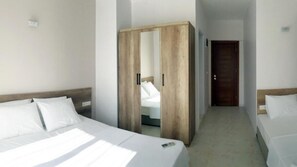 Habitación triple clásica, balcón, vista al jardín | Caja de seguridad en la habitación y insonorización