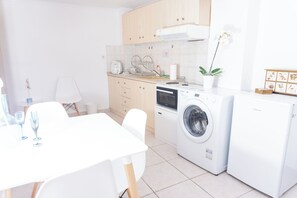 Coffee/tea maker, oven, electric kettle, high chair - Dimitra's cozy studio in old town with backyard! (Agios Pavlos)