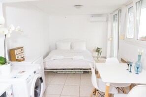 1 chambre, bureau, fer et planche à repasser, lit parapluie
