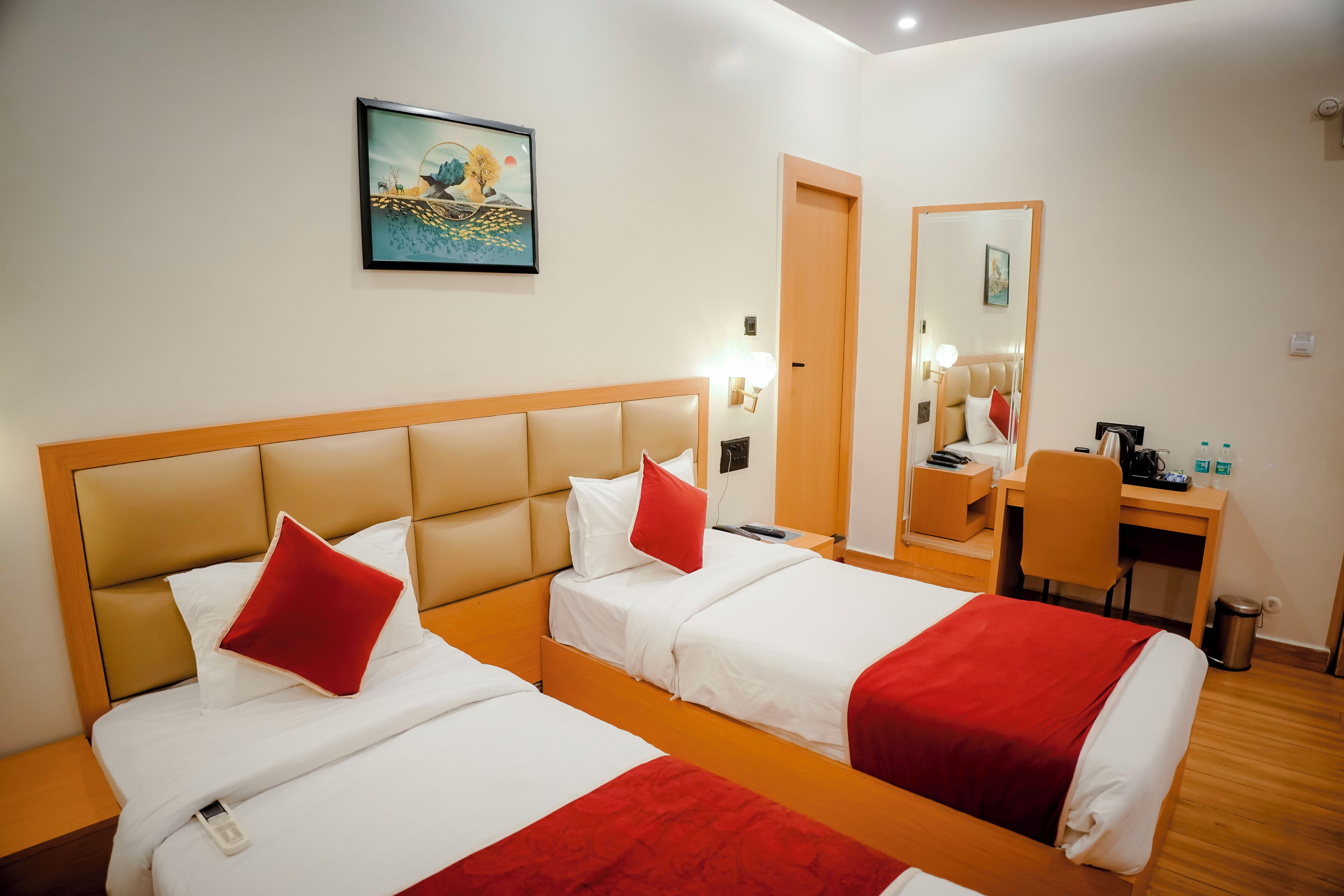 Chambre exécutive | Coffre-fort, bureau, espace de travail pour ordinateurs portables