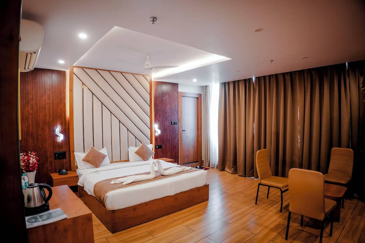 Suite | In-room safe, desk, laptop workspace, WiFi (free)