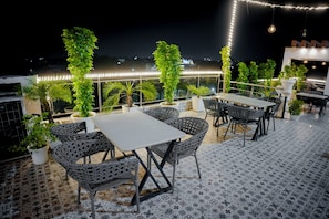 Outdoor dining - Hotel Shivara (Prayagraj)