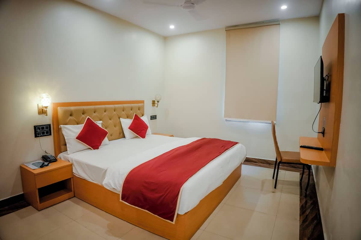 Deluxe Room | In-room safe, desk, laptop workspace, WiFi (free)