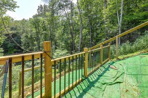Interior - Cozy Gatlinburg Townhome w/ Deck in Arts District (Gatlinburg)