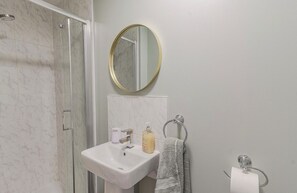 Dusche, Handtücher, Seife, Toilettenpapier