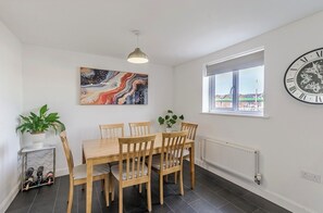 Dining - Family-Friendly Townhouse Near Beach+2x carpark (Barry)