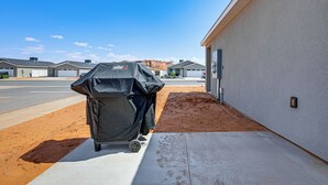 A covered grill in a residential area with a clear sky. - Explore Glen Canyon/lake Powell! Red River Retreat (Page)