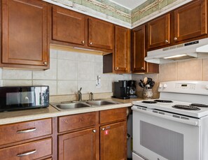 Private kitchen - Moonraker #2 | Cozy Condo with Community Pool + Grilling Area (Gulf Shores)