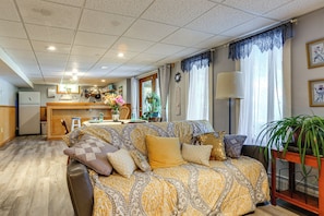 Interior - 3 Mi to Shore! Searsport Apt w/ Shared Pool (Searsport)