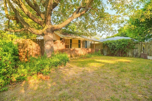 Easy Access to Uafs & Downtown! Cozy Apt w/ Patio
