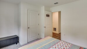 Ein Zimmer mit Tür, einer Bank, einem Teppich und einem Schild an der Wand.
