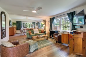 Interior - Deck & Stunning Views! Family Getaway in Hamilton (Hamilton)