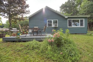 A small house with a porch, a table, and chairs. - Deck & Stunning Views! Family Getaway in Hamilton (Hamilton)