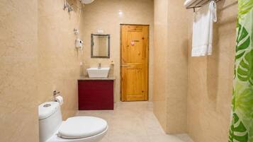 Kamar Double atau Twin Deluks, balkon, pemandangan gunung | Kamar mandi | Sandal