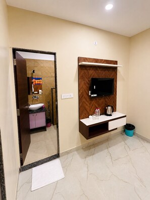 Habitación Deluxe doble | Baño | Artículos de higiene personal gratuitos, toallas, jabón y champú