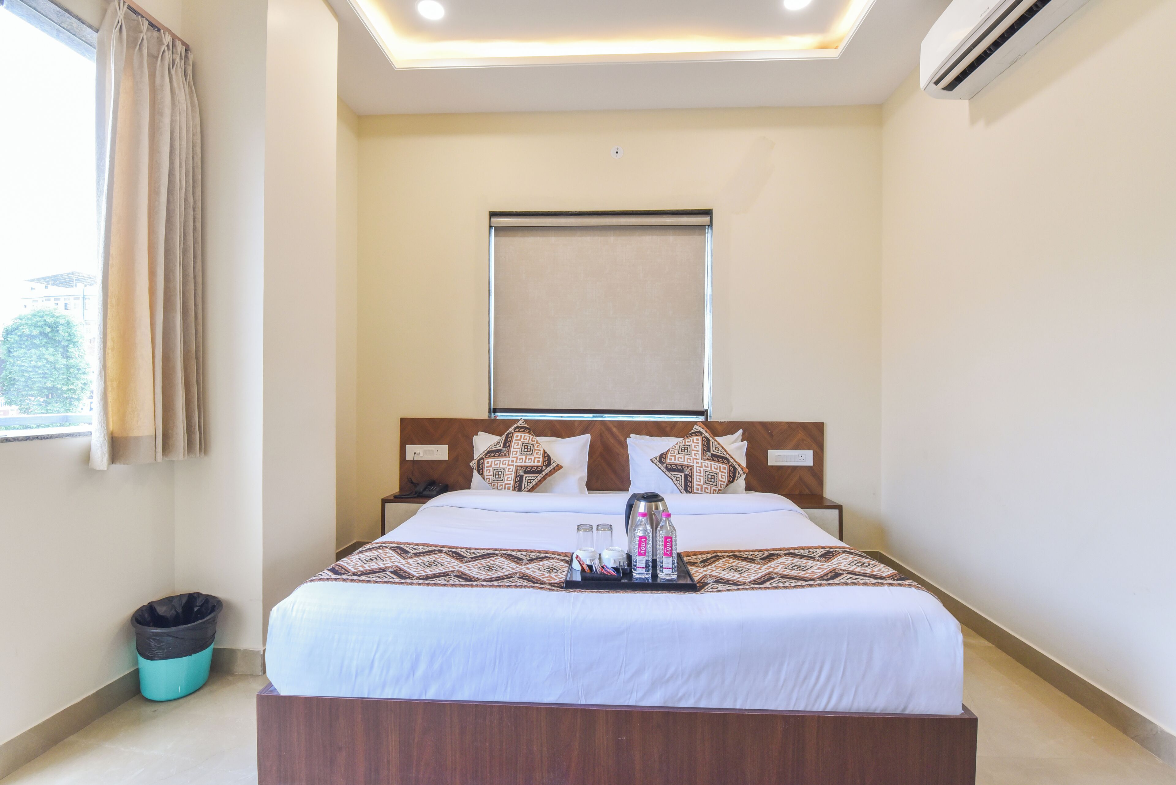 Laptop workspace, WiFi (free), bed sheets