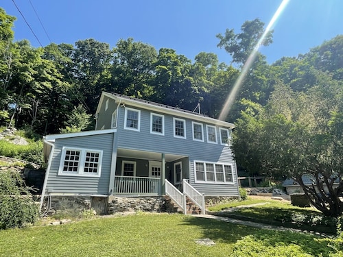 Private Retreat on 4+ Acres – Rock Ledge Views, Forest Walks, Creative Space.
