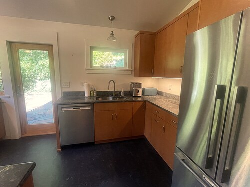 Private Retreat on 4+ Acres – Rock Ledge Views, Forest Walks, Creative Space.