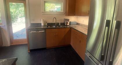 Private Retreat on 4+ Acres – Rock Ledge Views, Forest Walks, Creative Space.