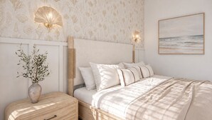 Un dormitorio con cama, mesitas de noche, un florero con plantas y lámparas de pared.