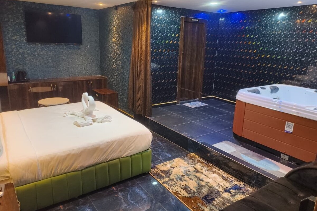 Estudi en suite Grand | Espai de treball apte per a portàtils i planxa i posts de planxar 