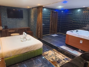 Estudi en suite Grand | Espai de treball apte per a portàtils i planxa i posts de planxar