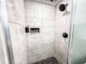 Haartrockner, Handtücher, Toilettenpapier