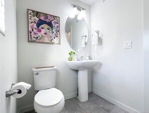 Haartrockner, Handtücher, Seife, Toilettenpapier