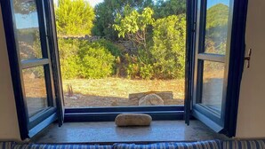 A room with a window seat overlooking a garden. - Authentic Sardinian house 100 m from the sea (Carloforte)