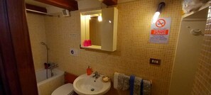 Secadora de cabello, toallas, jabón, papel de baño 