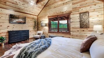 Een houten cabin met een bed, een dressoir en een raam.