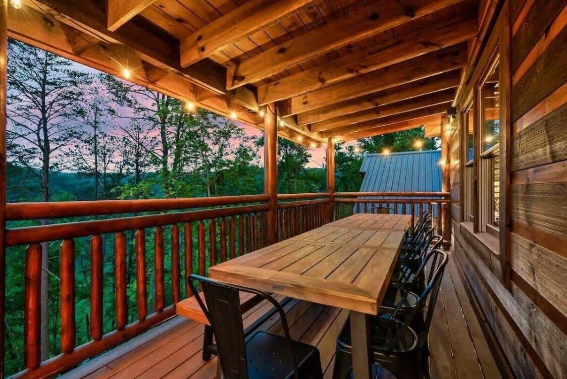 Cabaña, varias habitaciones | Restaurante al aire libre